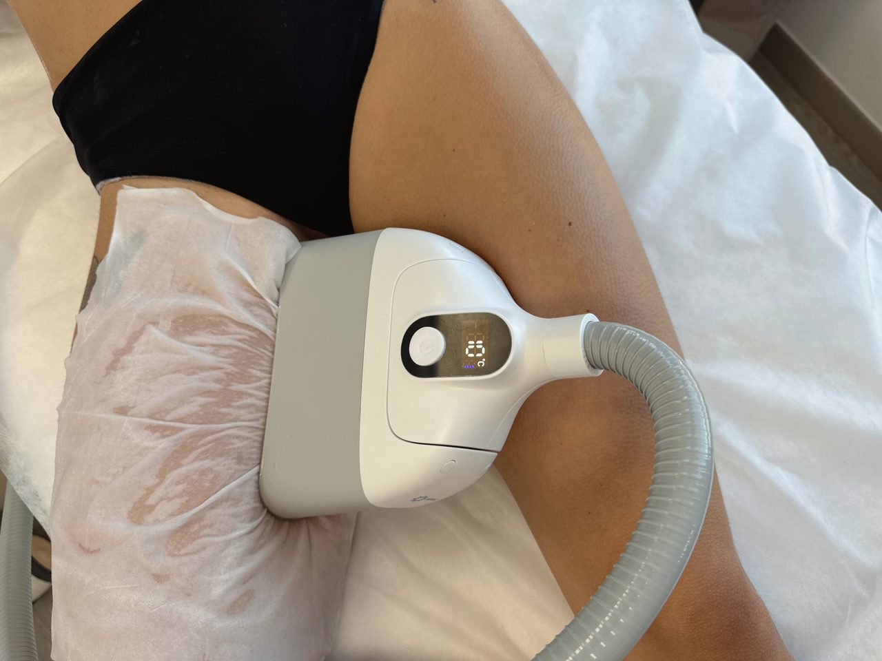 Soin cryolipolyse flanc poignées d'amour — applicateur côté Activ Ice