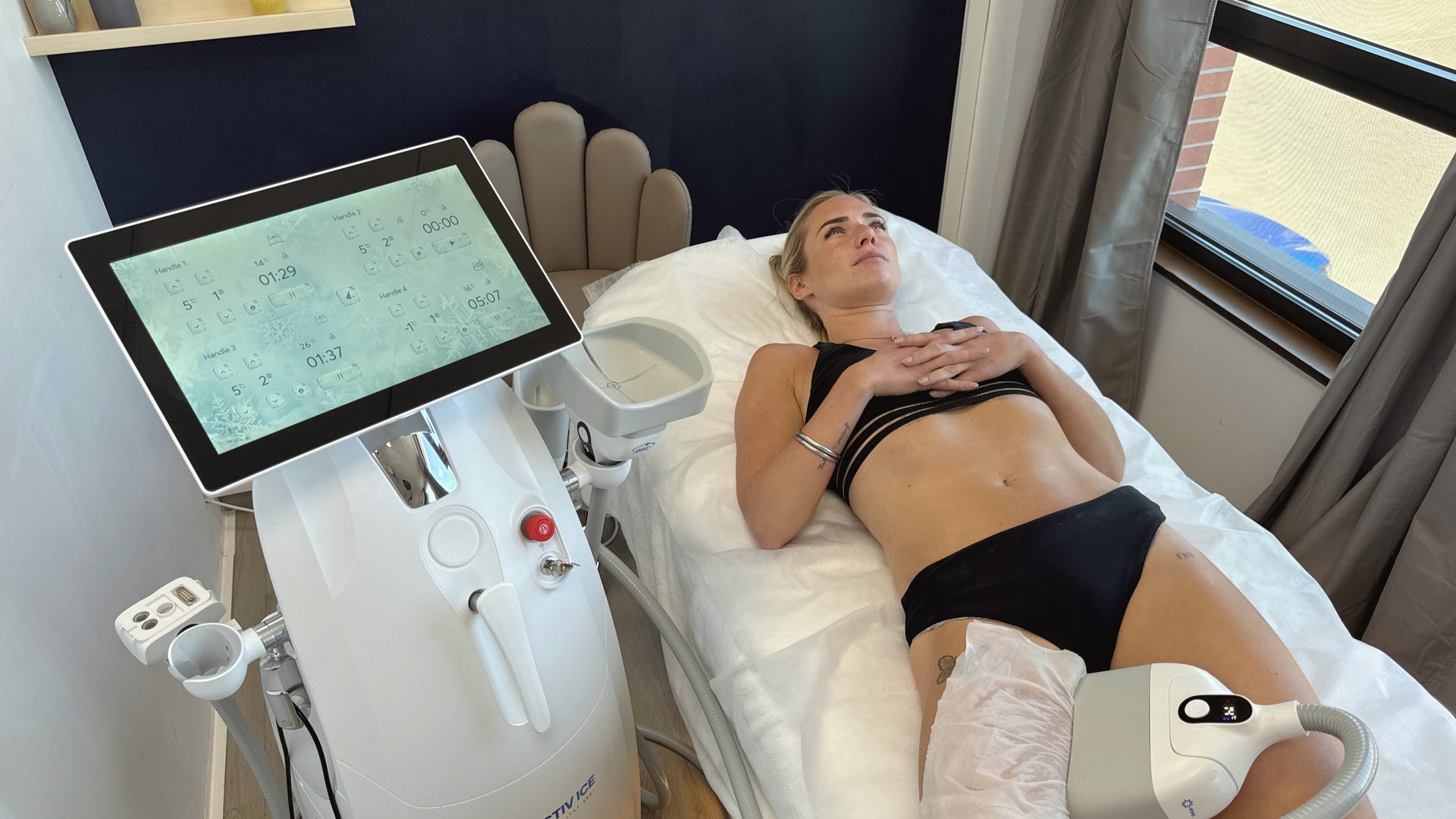 Cabinet médical avec machine cryolipolyse Activ Ice 360° et patiente