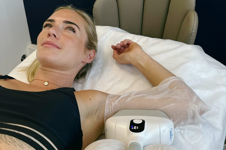 Patiente détendue pendant séance cryolipolyse Activ Ice