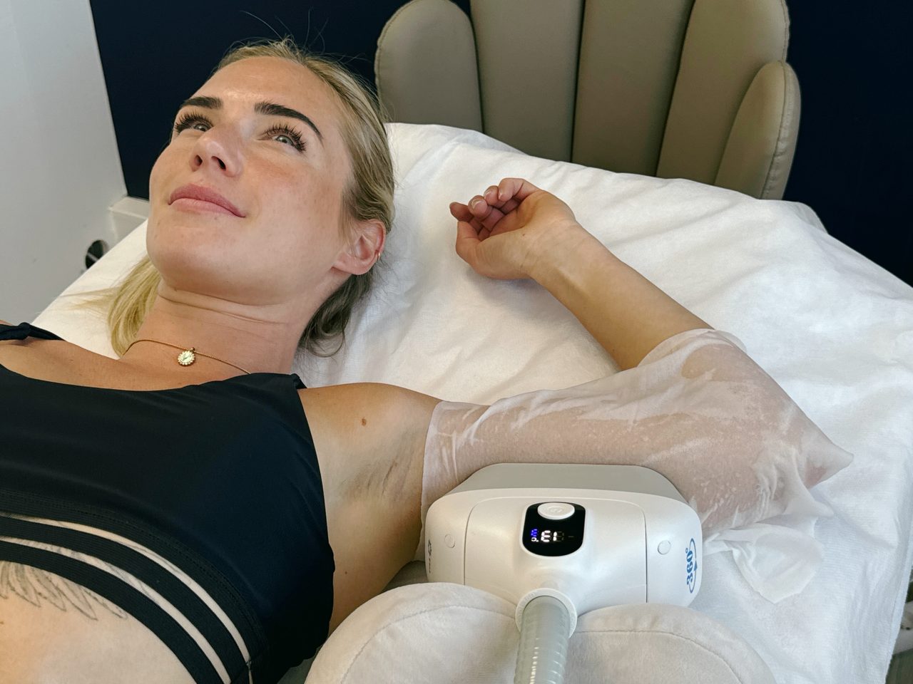 Patiente pendant soin cryolipolyse Activ Ice — applicateur flanc