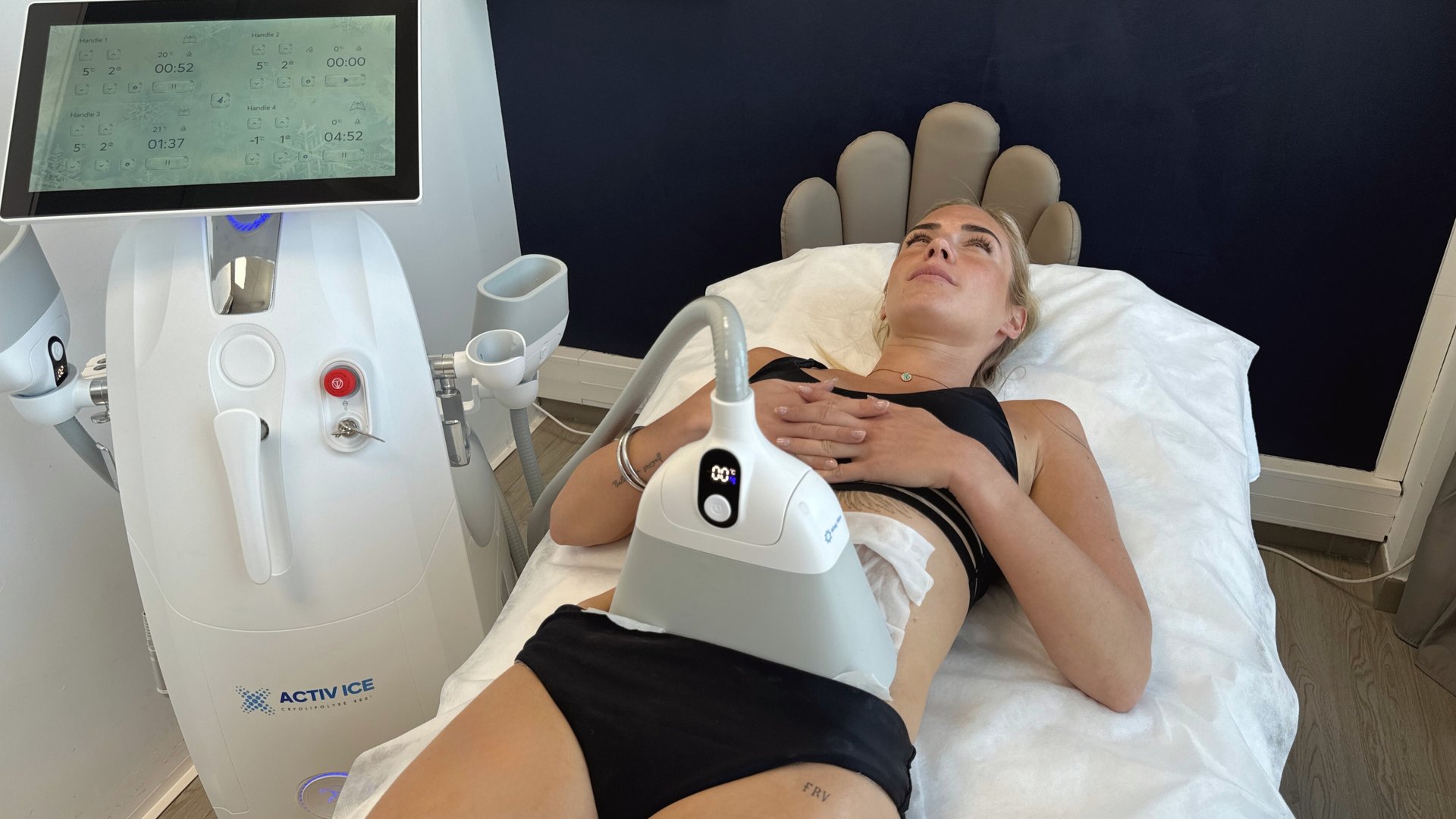 Soin cryolipolyse Activ Ice en cours — patiente allongée avec applicateur sur cuisse